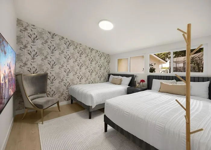 Stylish 5 Bedroom Villa With Pool Near Disney - Luxury Family Retreat